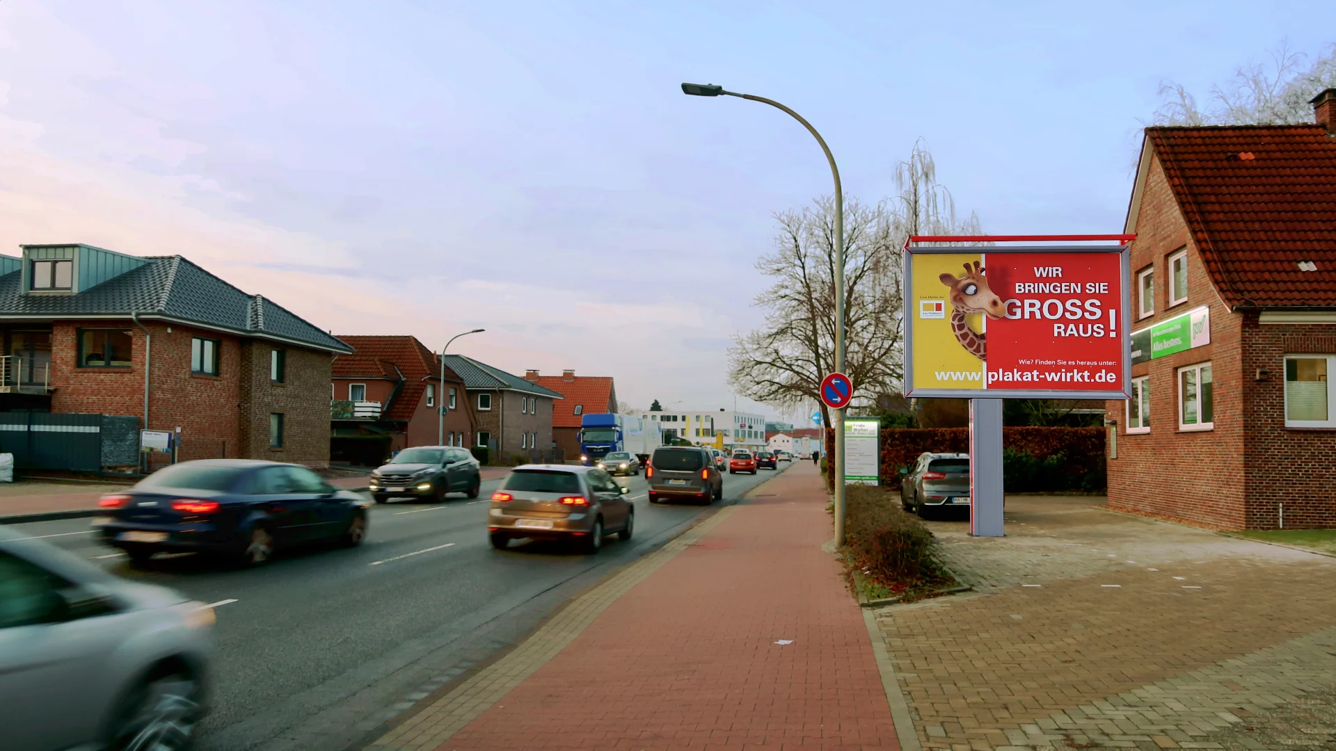 Freistehende City-Star-Werbetafel an einer Straße in Aurich