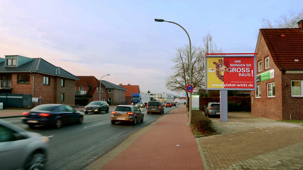 Freistehende City-Star-Werbetafel an einer Straße in Aurich