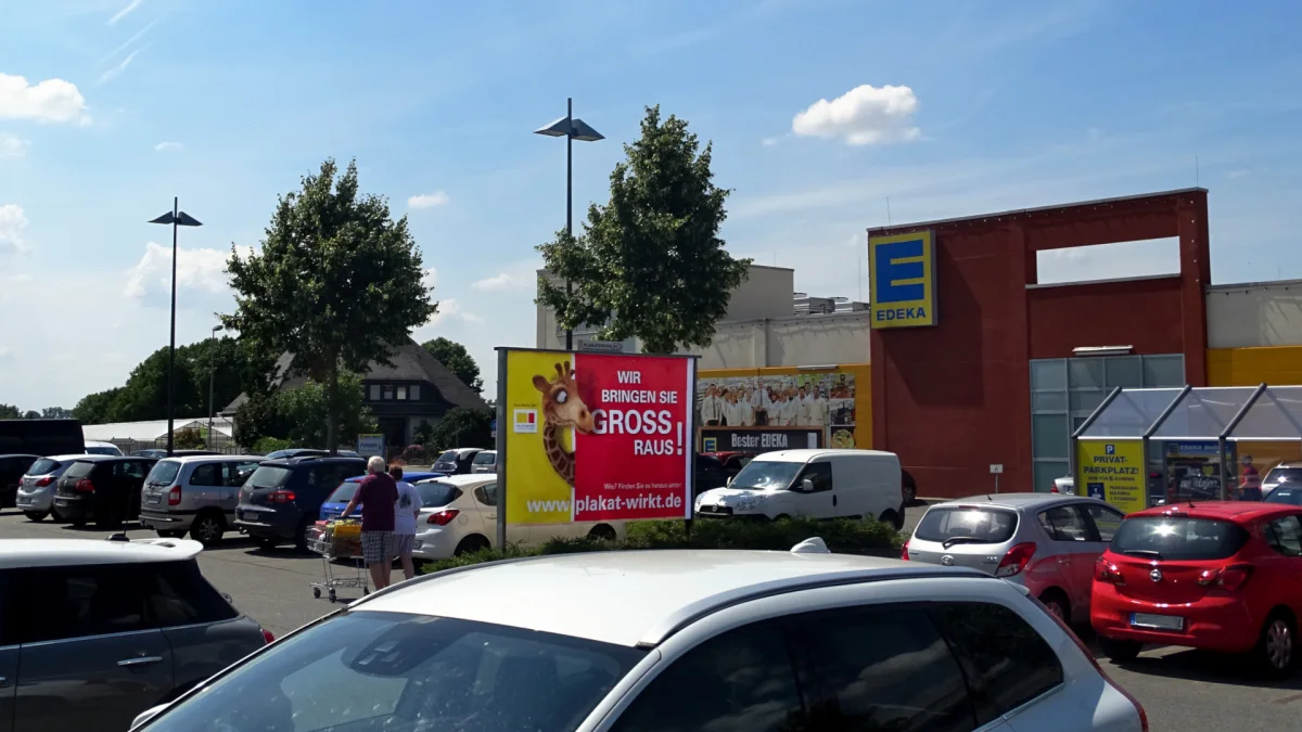 Plakatwerbung am Verbrauchermarkt in Nauheim